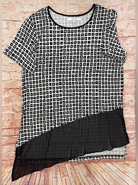 REED Black & White Geometric Asymmetrical Hem Top